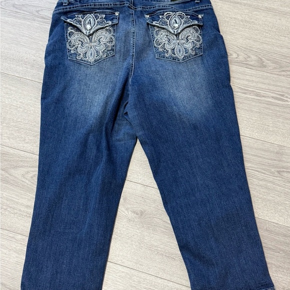 Earl Crop Denim Jeans with Embroidered Detail - Picture 7 of 10